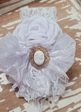 Load image into Gallery viewer, Miniature or small cameo blooms