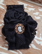 Load image into Gallery viewer, Miniature or small cameo blooms