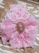 Load image into Gallery viewer, Miniature or small cameo blooms
