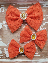 Load image into Gallery viewer, Lace bows
