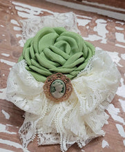 Load image into Gallery viewer, Miniature or small cameo blooms
