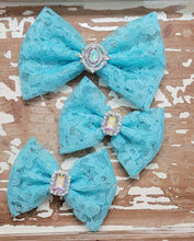 Load image into Gallery viewer, Lace bows
