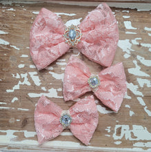 Load image into Gallery viewer, Lace bows
